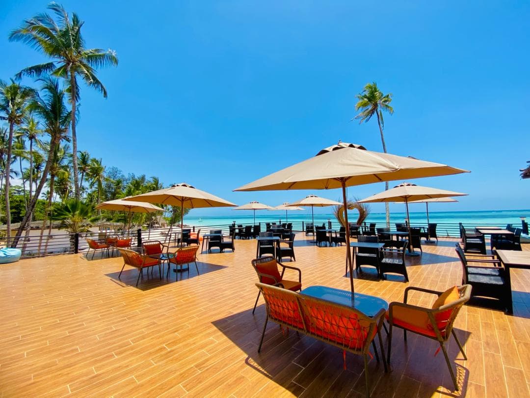 Ristorante sulla spiaggia principale — image 3