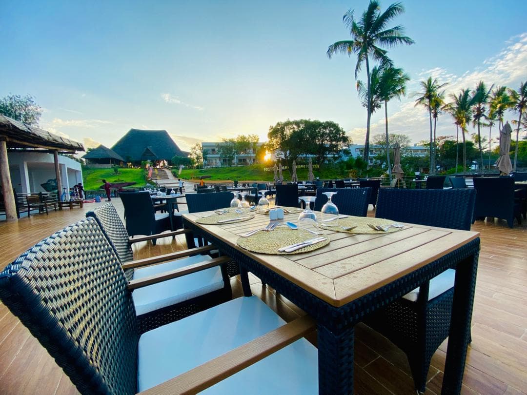 Dining at Royal Mandarin Hotel & Resort — gallery image 21